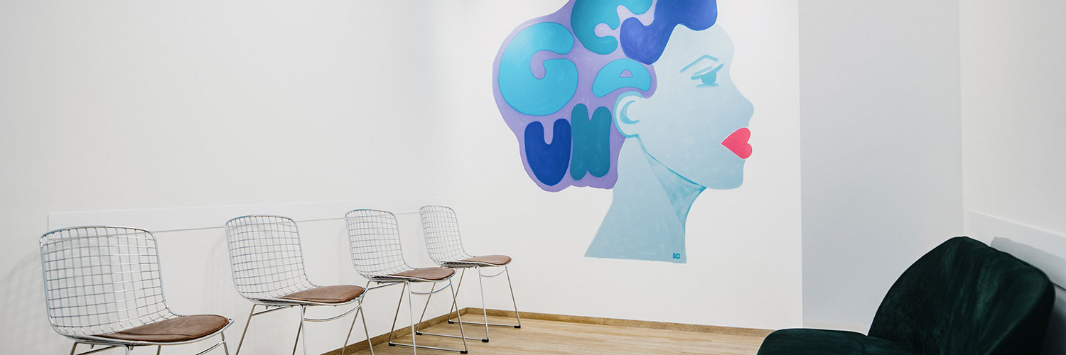Wartezimmer mit modernem Kunstwerk – Hausarzt München