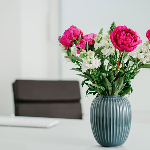 Pfingstrosen in einer Vase im Sprechzimmer – Hausarzt München