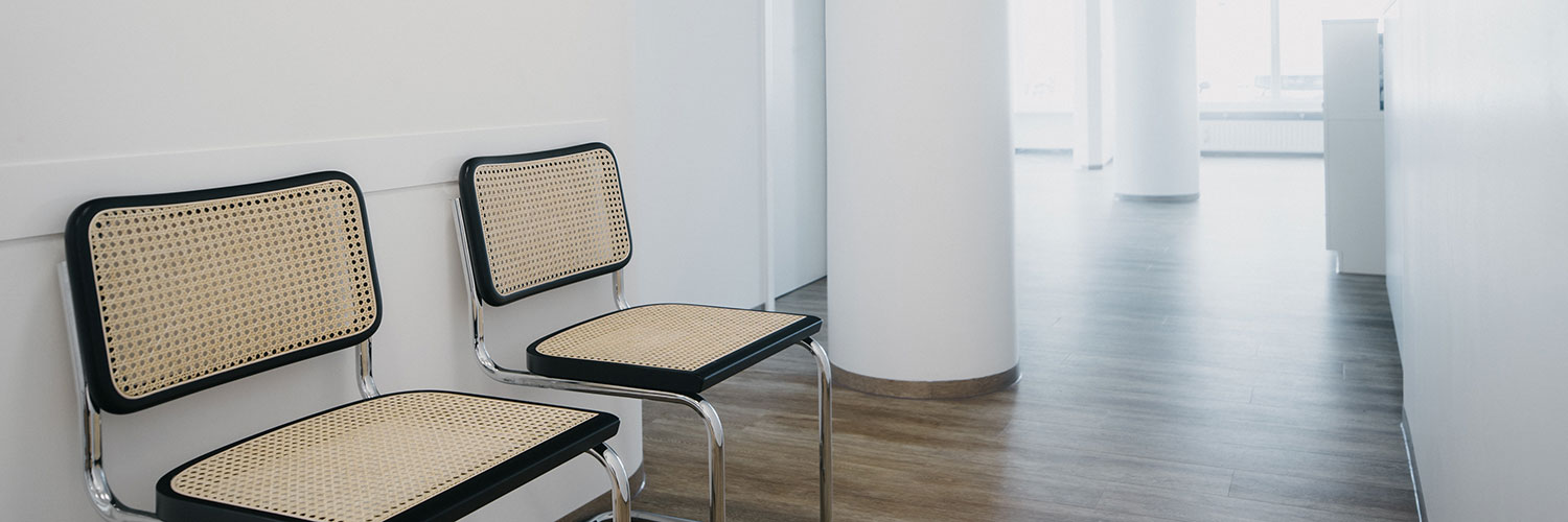 Wartezimmer mit Geflechtstühlen – Hausarzt München
