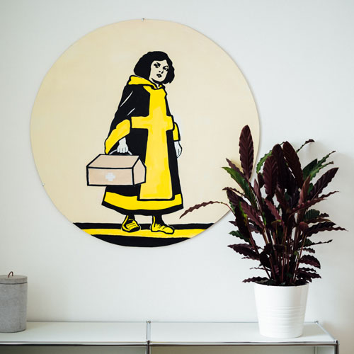 hausarztazentrum-schraudolphstrasse-gallerie02 Wandbild mit gelber Figur und Zimmerpflanze – Hausarzt München Schraudolphstraße
